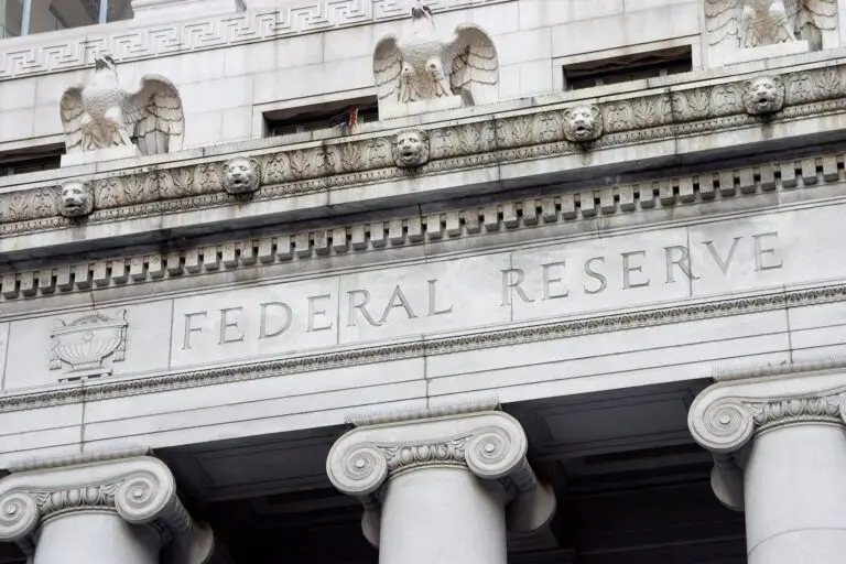 Federal Reserve deve manter taxas de juros estáveis enquanto guerra com o Irã aumenta incertezas econômicas
