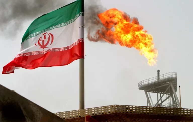 Crude dispara com impasse diplomático e restrições na oferta global